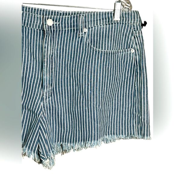 Blank NYC The Barrow Vintage High Rise Shorts Fray Hem Blue and White Preppy 33 - Picture 3 of 8